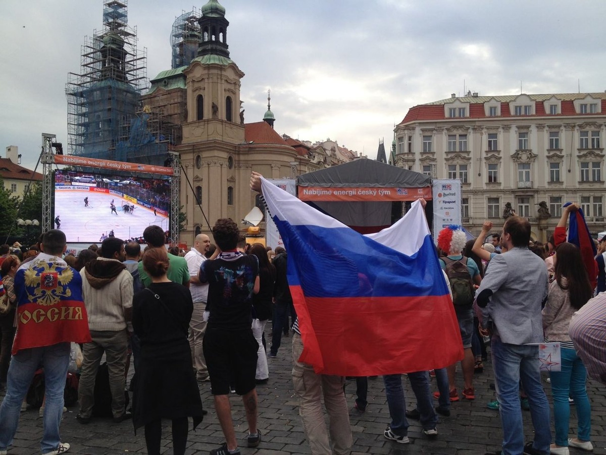 Это фотография была сделана в Праге, там проходил Чемпионат мира по хоккею-2015
В тот день, 16 мая, был полуфинал, наша сборная одержала отличную победу над американцами 4:0, и вышли в финал. Но увы, в финале уступили канадцам.
Но суть не в этом.
Нас очень порадовали наши болельщики. Молодцы. Вот они, наши патриоты! Кто был с флагом, а кто и с шапкой на голове с российским триколором. Наших было очень много на площади, туристы не проходили мимо, фотографировали и снимали на видео. А как наши скандировали : "Россия вперёд" - это вообще было круто, аж мурашки пробегали на теле от радости и восхищения. На нас все смотрели, и понимали, мы русские!

Мы конечно же досмотрели игру, а потом гордо шли по городу из-за победы. Это были очень приятные моменты.