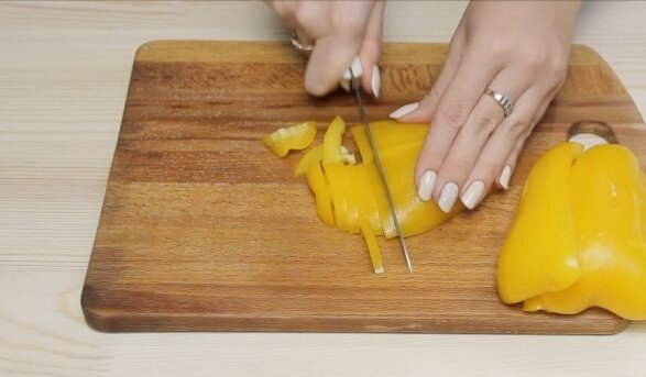 В первую очередь подготовьте начинку. Для этого измельчите с помощью ножа репчатый лук, болгарский перец и свежие шампиньоны.