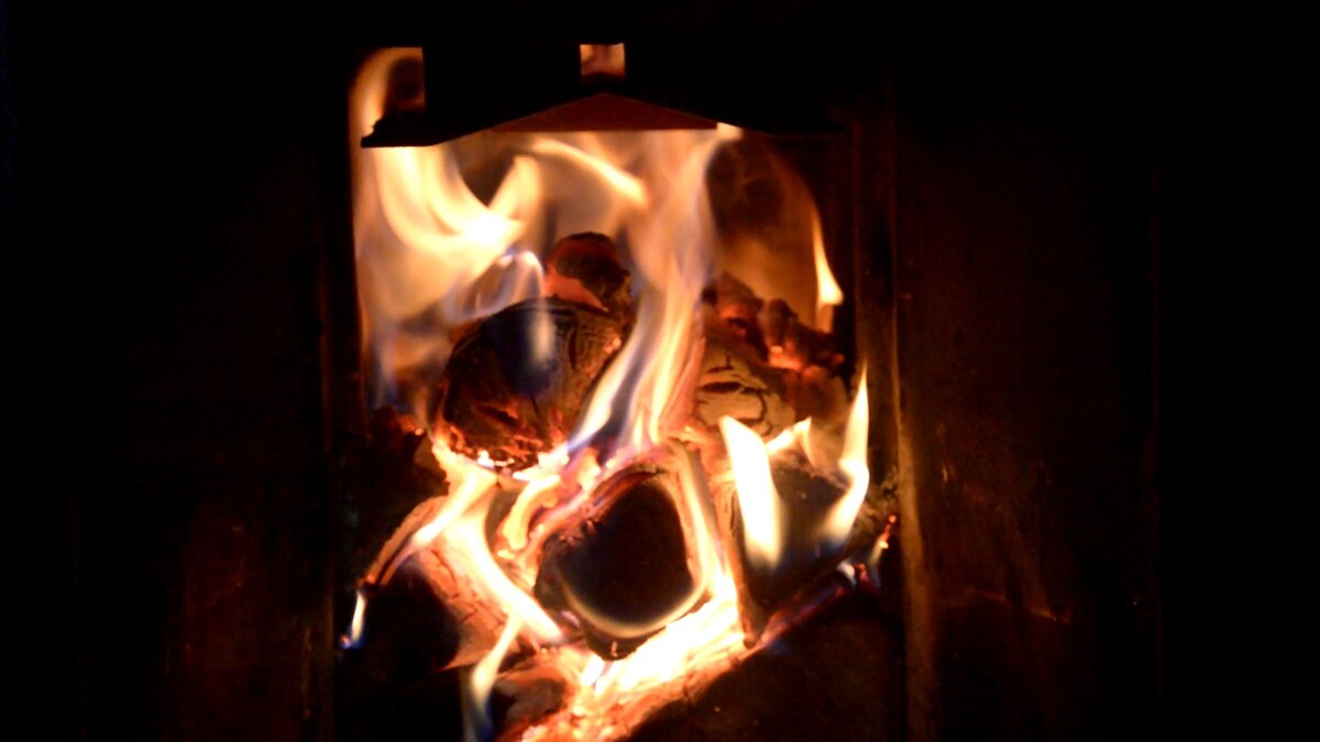 Горение в печи активное и хорошо регулируется - смотрите видео внизу!