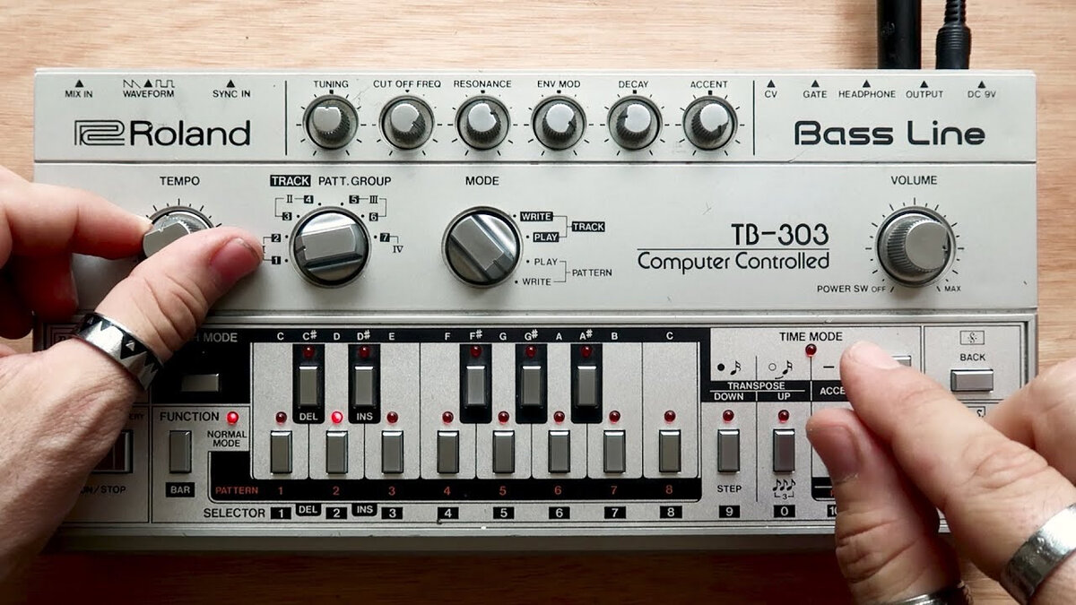 Легендарные басовые синтезаторы - ROLAND TB-303 BASS LINE | Электронная  музыка | Дзен