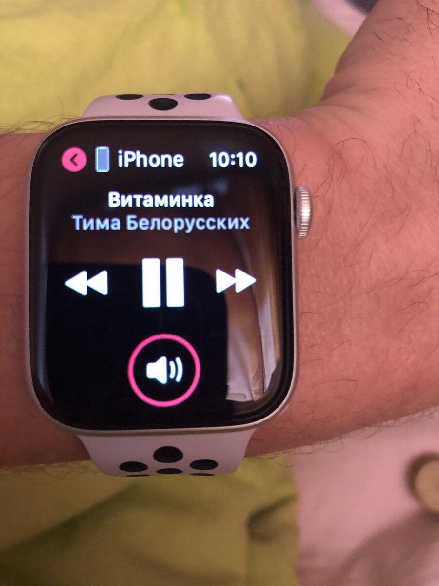 Очень удобно плеер и gps трекер всегда на руке. При беге рисует картинку маршрута и скорость бега, а через наушники  передаёт эту информацию во время бега. После пробежки можно на телефоне посмотреть свой участок, успехи на нем и проблемные моменты.