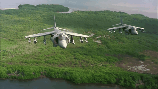 Пролёты ракет дорисованы на компьютере, а разрушения моста взрывами (7 планов) снято на макете.