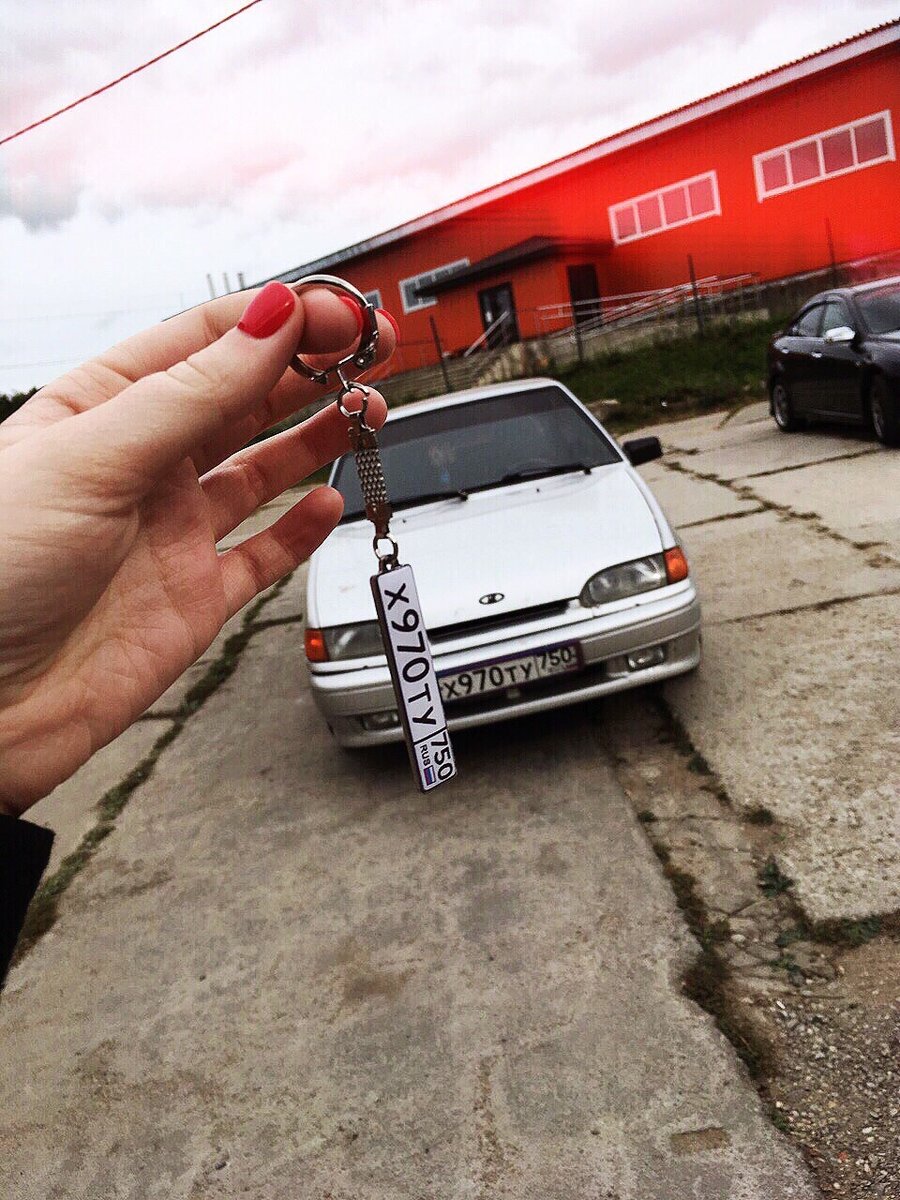 Первая сторона брелка с номером