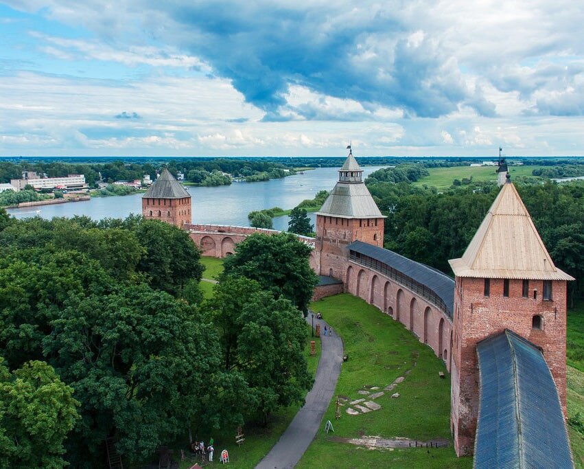 Детинец. Новгородский Детинец Великий Новгород. Новгородский Кремль Детинец. Великий Новгород Детинец Кокуй. Псков Великий Новгород.