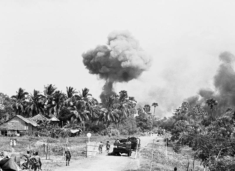 Праведный напалм. Бомбардировка напалмом Вьетнама. Война США во Вьетнаме Напалм. Бомбардировки Камбоджи авиацией США
