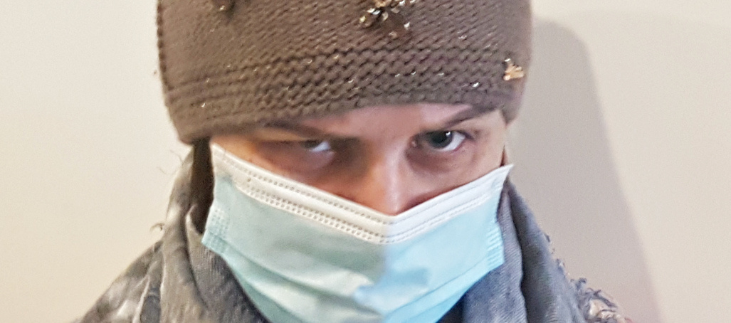 Суровый взгляд из-под маски