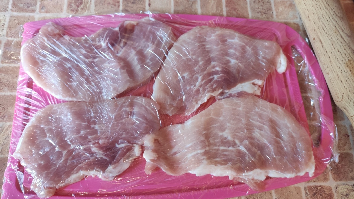 Фото автора канала Журнал о бытовом. Мясо отбиваем до толщины не более 1 см. Так получится сохранить сочность при обжаривании.