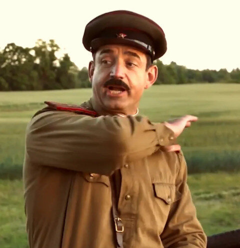 Дмитрий Певцов сыграл одну из ключевых ролей в военной комедии Сергея Саркисова под названием «На Париж!». Картина вызвала неоднозначную реакцию публики.