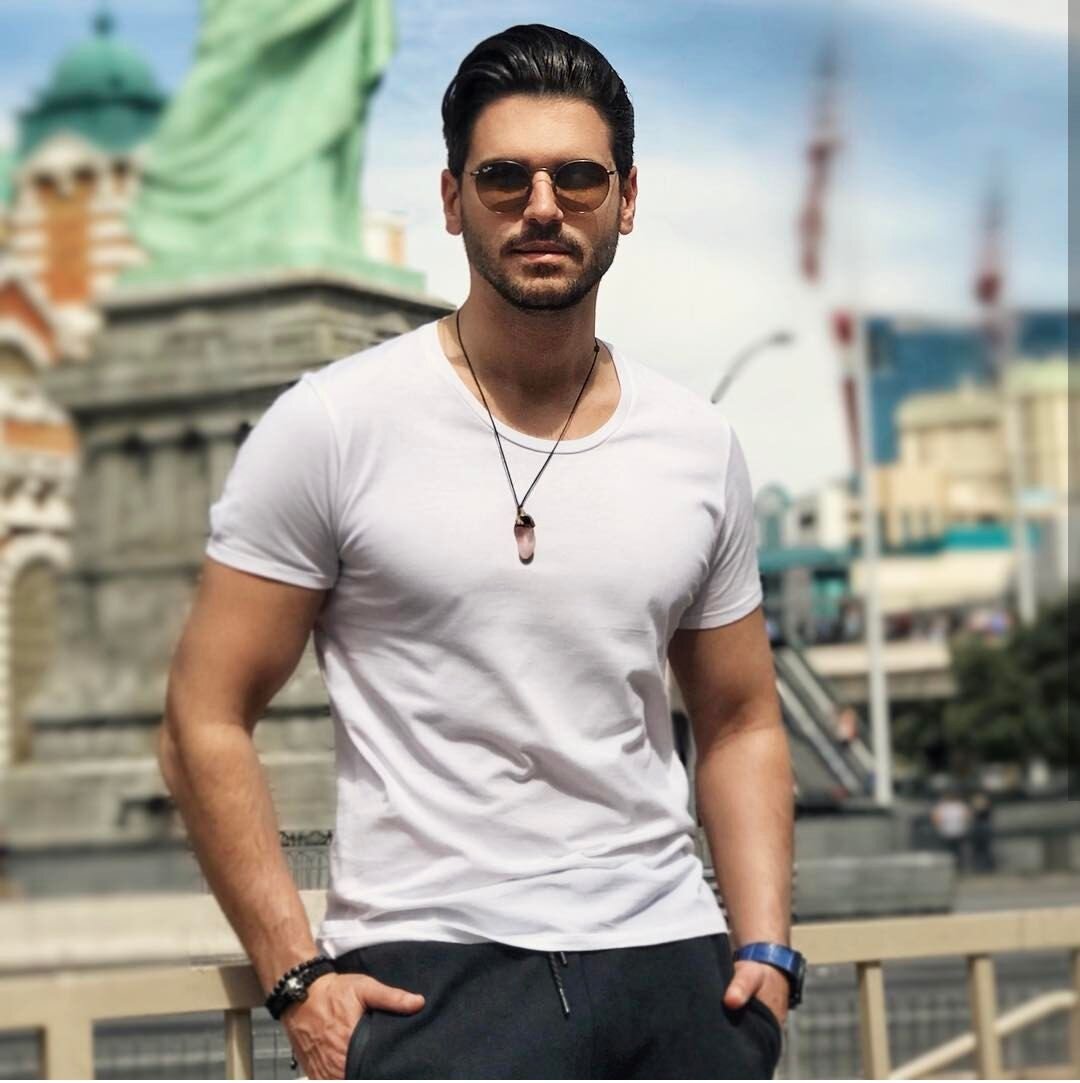 Роль в сериале Йигит Козан . Он никогда не надеялся встретить свою любовь и не верил этому чувству, пока не встретил прекрасную девушку Нур.