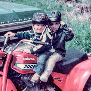 Крис и Стив, заработавшие фингалы во время одной из своих детских драк.