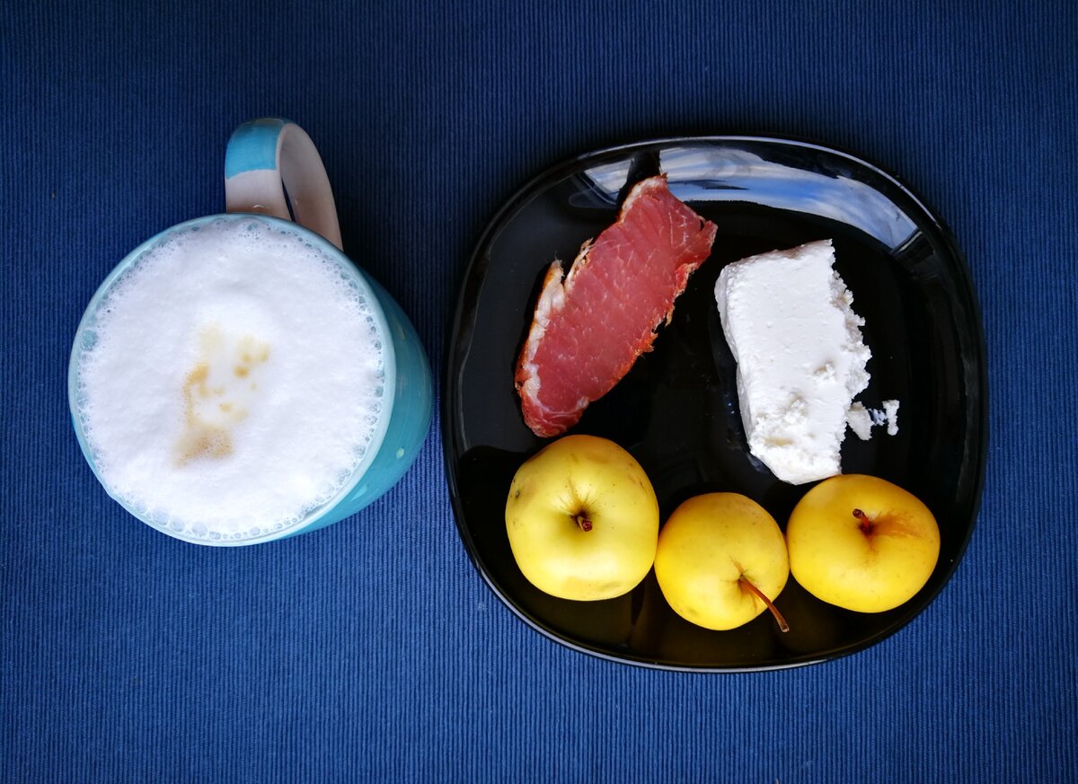 Завтрак 7 00. Яблоко 300 грамм калорийность. Идеальная тарелка для похудения творог фрукты и. Завтрак до 300 ккал. Яйцо варёное калорийность на 1 штуку.