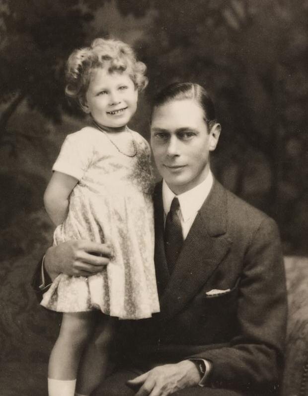 Елизавета II   с отцом королем  Георгом VI 