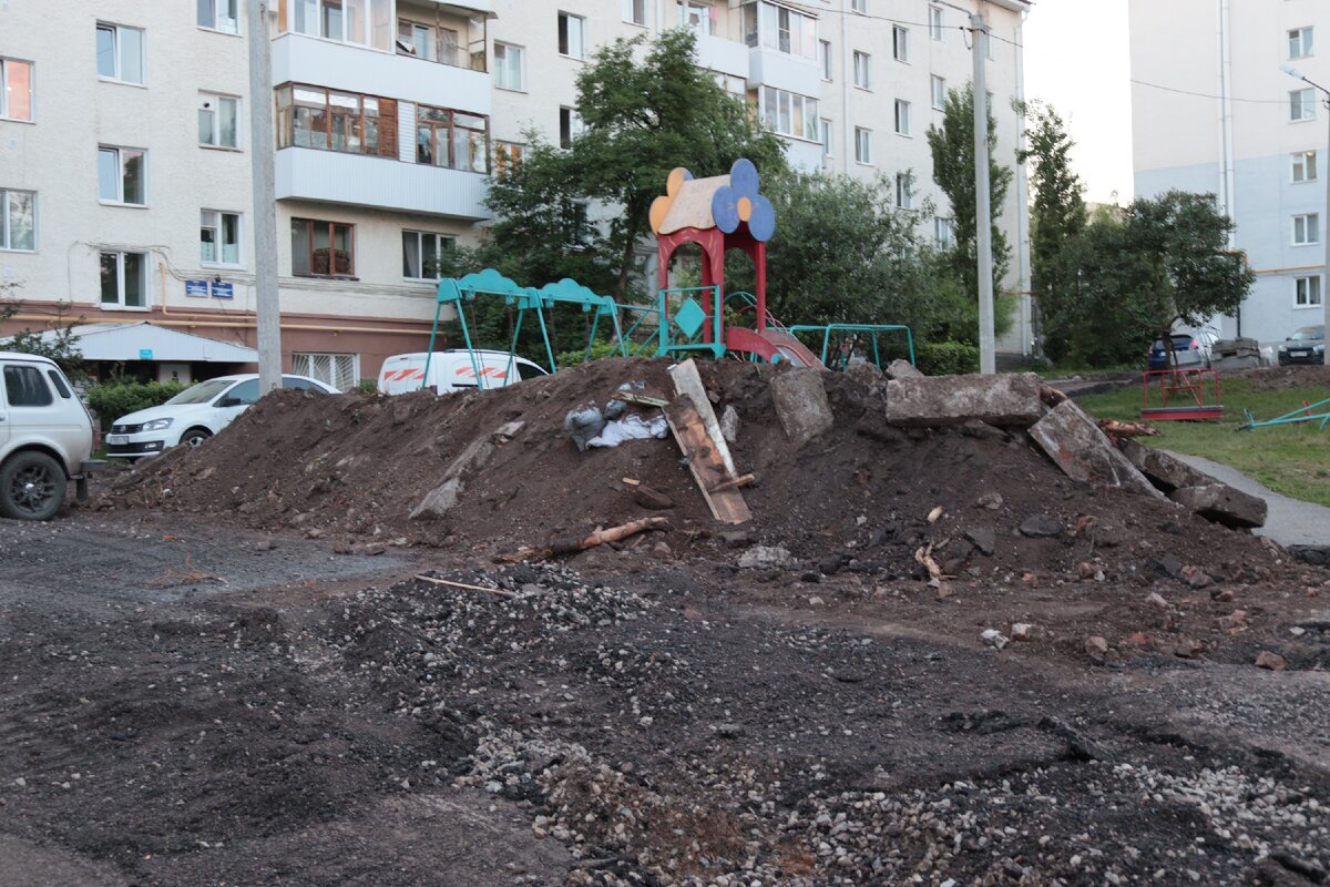 Правда сделали гору из остатков асфальта, бордюра...