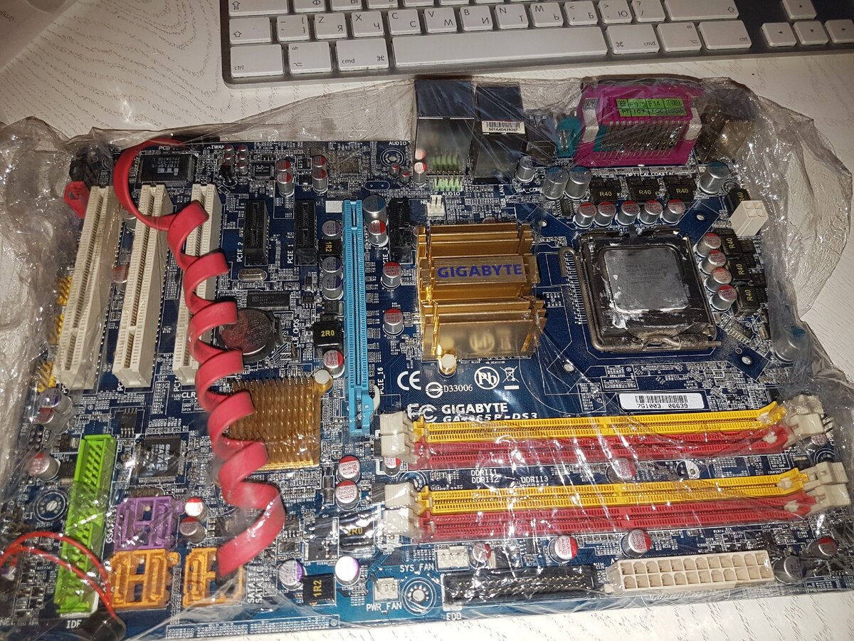 Материнская плата Gigabyte на вечном 775 была в наличии. Вместе с процессором.