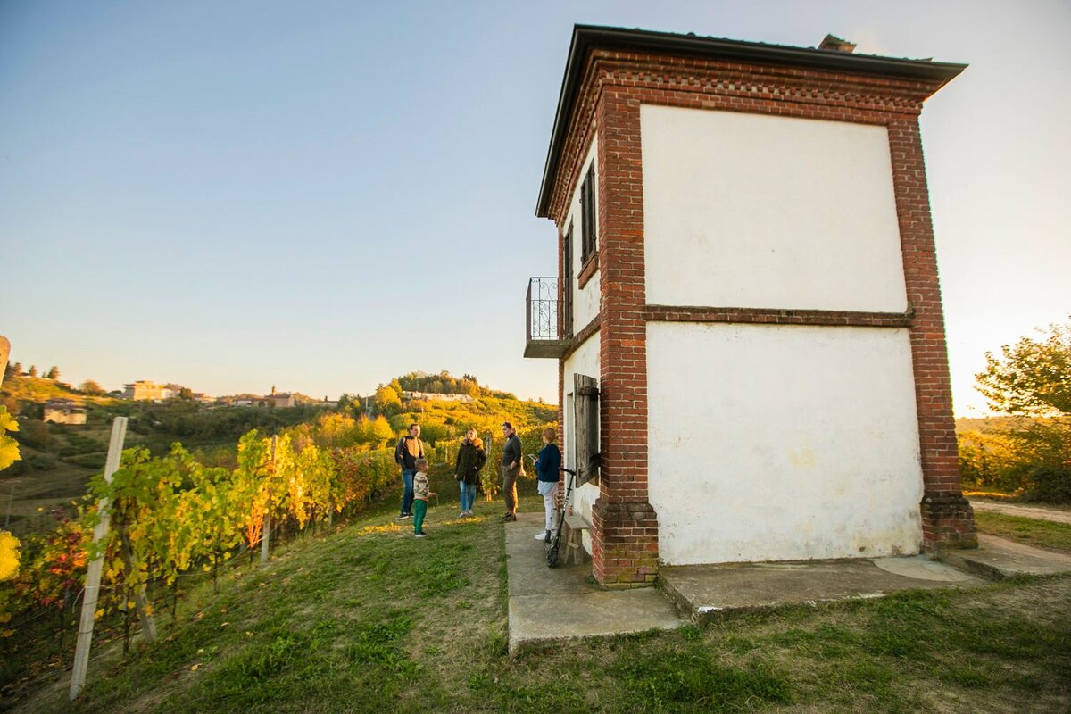 Посещение крутина во время семейного тура Italia Per Famiglie в Пьемонте.