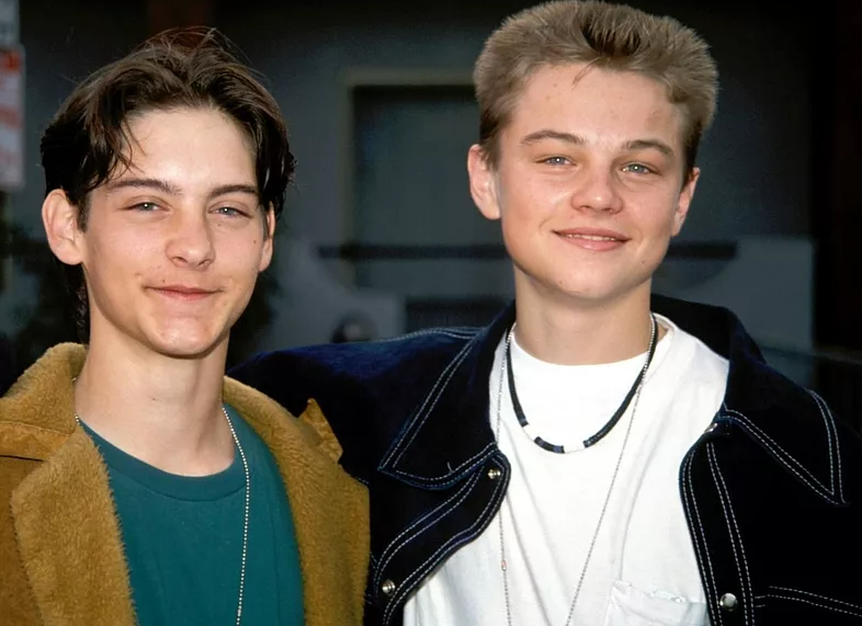 Тоби Магуайр слева и Лео Ди Каприо справа