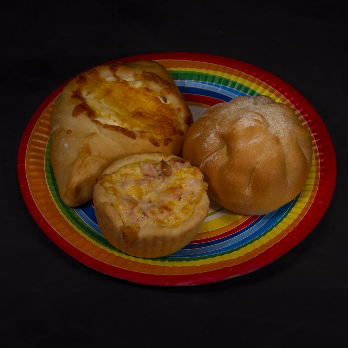 Хачапури, киш с курицей, пирожок с яблоками. Пирожки с капустой уже студенты слопали, так что  на фото не попал. Но он тоже красивый, в форме полумесяца, по-нашему называется бэккен.  