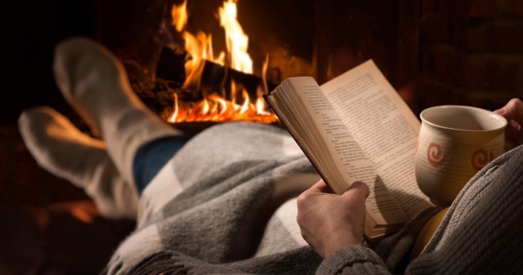 Ахх, как иногда хочется взять чай, любимую книгу и лечь возле камина...