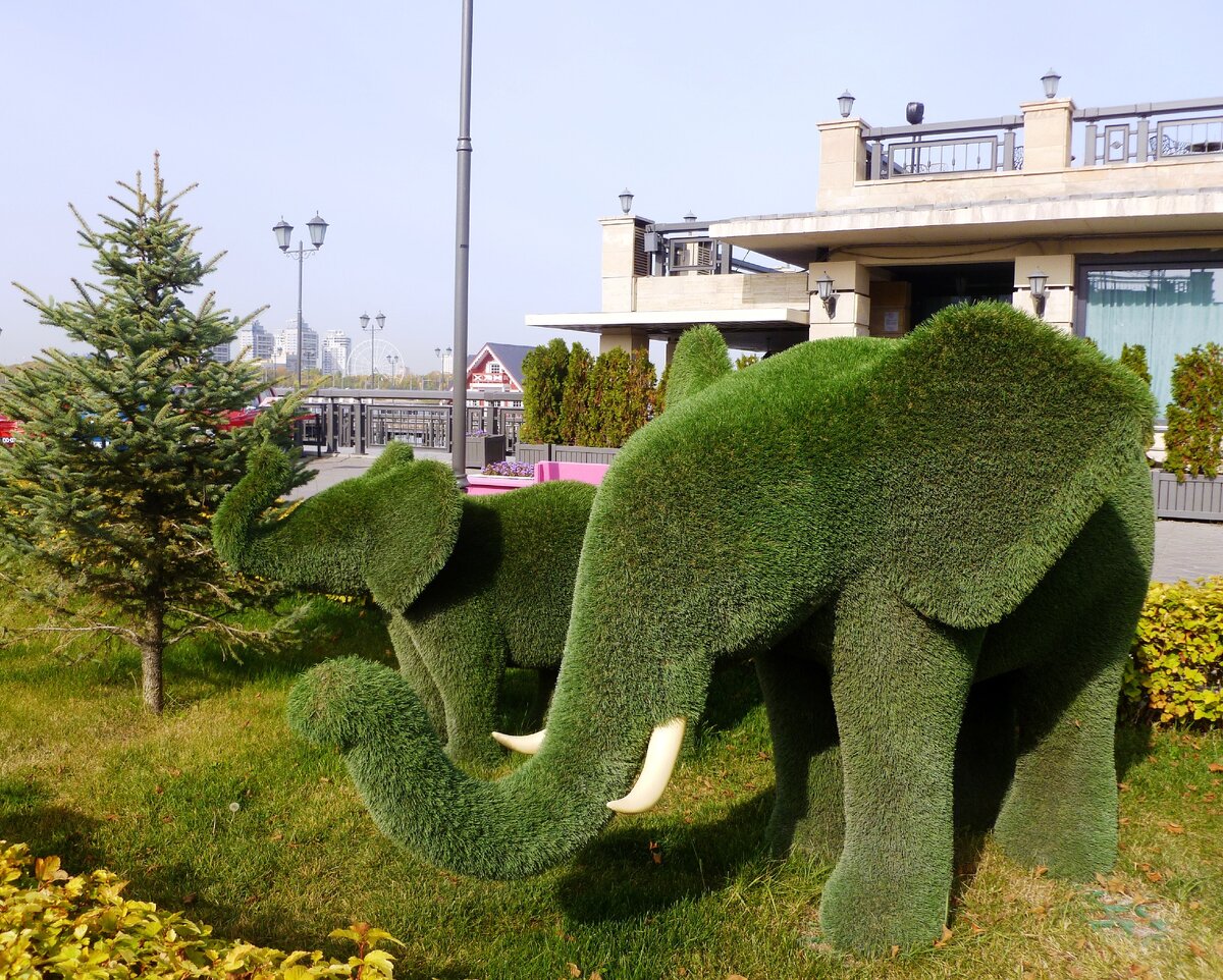 Слон со слоненком 