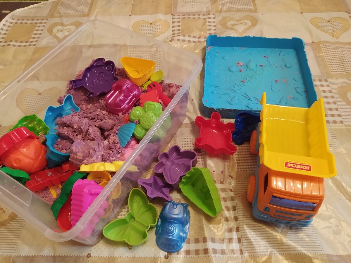 кинетический песок с песочницей стройка. кинетический песок с песочницей стройка. кинетический песок кинетик санд. кинетический песок набор с формочками. кинетический песок kinetic sand раскопки, 2 цвета.