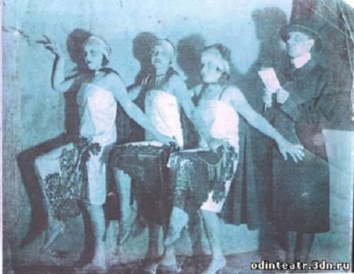 Жители Баковки танцуют в театре Брока. Фото: odinteatr.3dn.ru