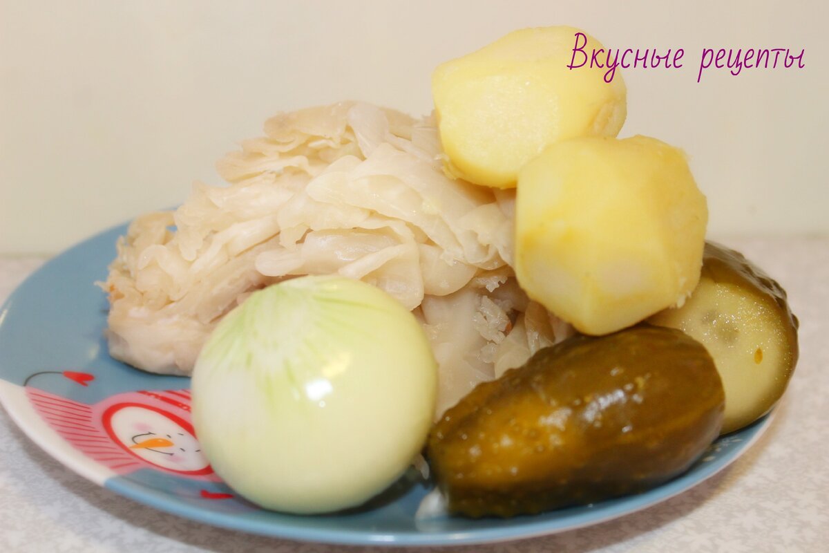 Капусты, соленые огурцы, картофель, репчатый лук