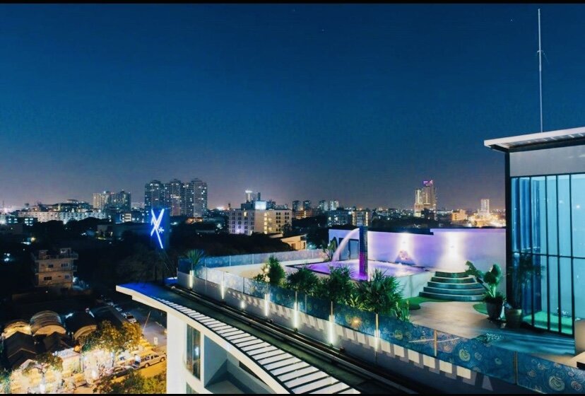 Ночной Бангкок, вид из окон отеля (скриншот  из приложения booking.com)