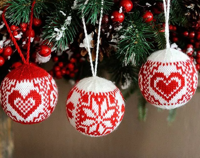 Вязаные новогодние шары. Скриншот с https://shemy-vyazanie.ru