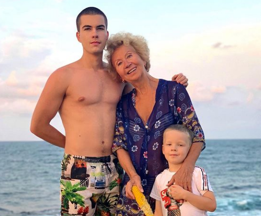 Мама Дениса Клявера и его сыновья