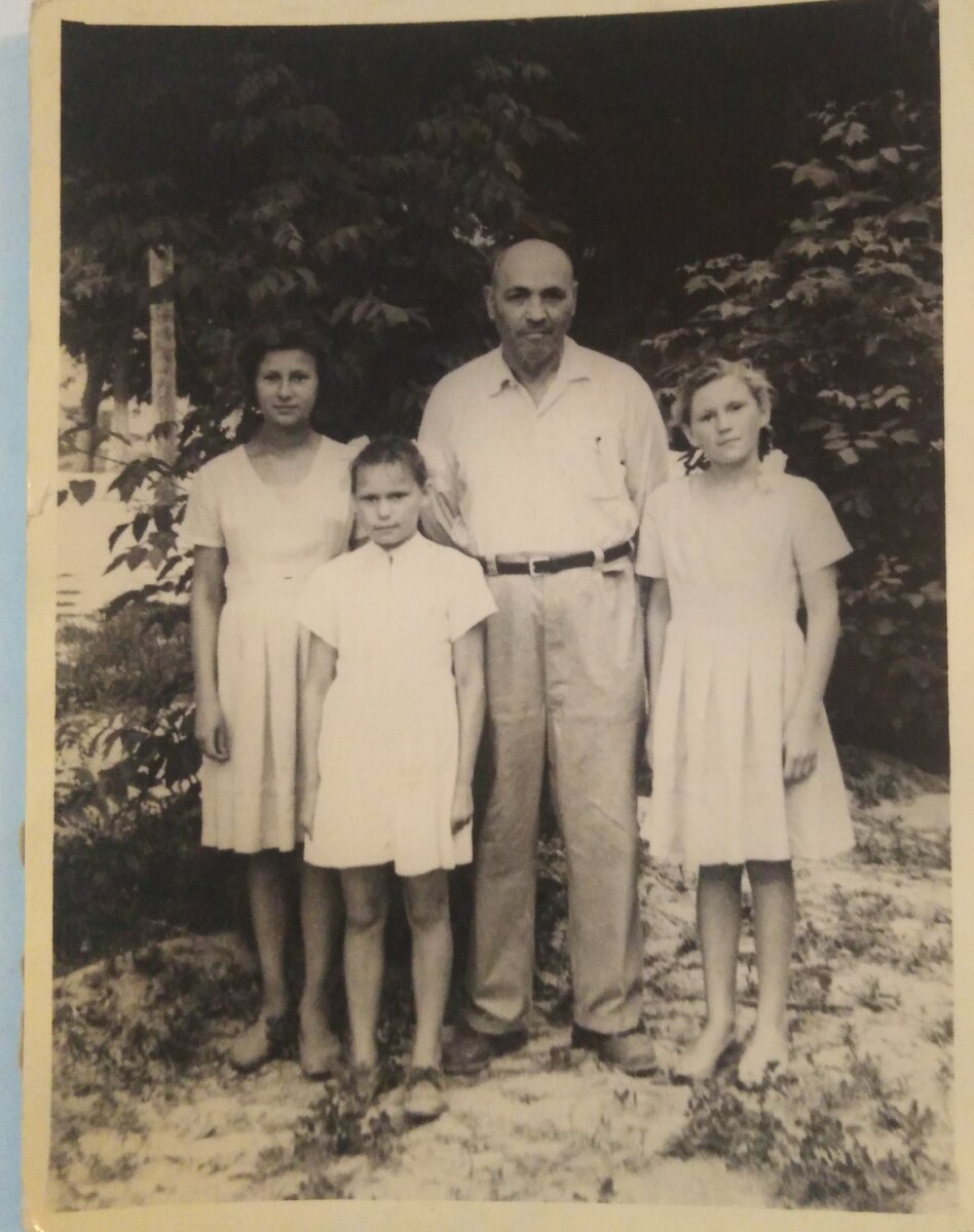 Фото из семейного архива. Именинницы с директором детдома Фомой Иосифовичем: Я, Тома Рослякова и Валя Гиренко.