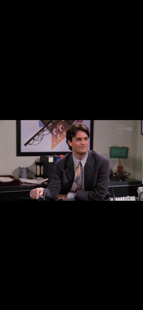 Чендлер на рабочем месте. Сериал Друзья. Скриншот