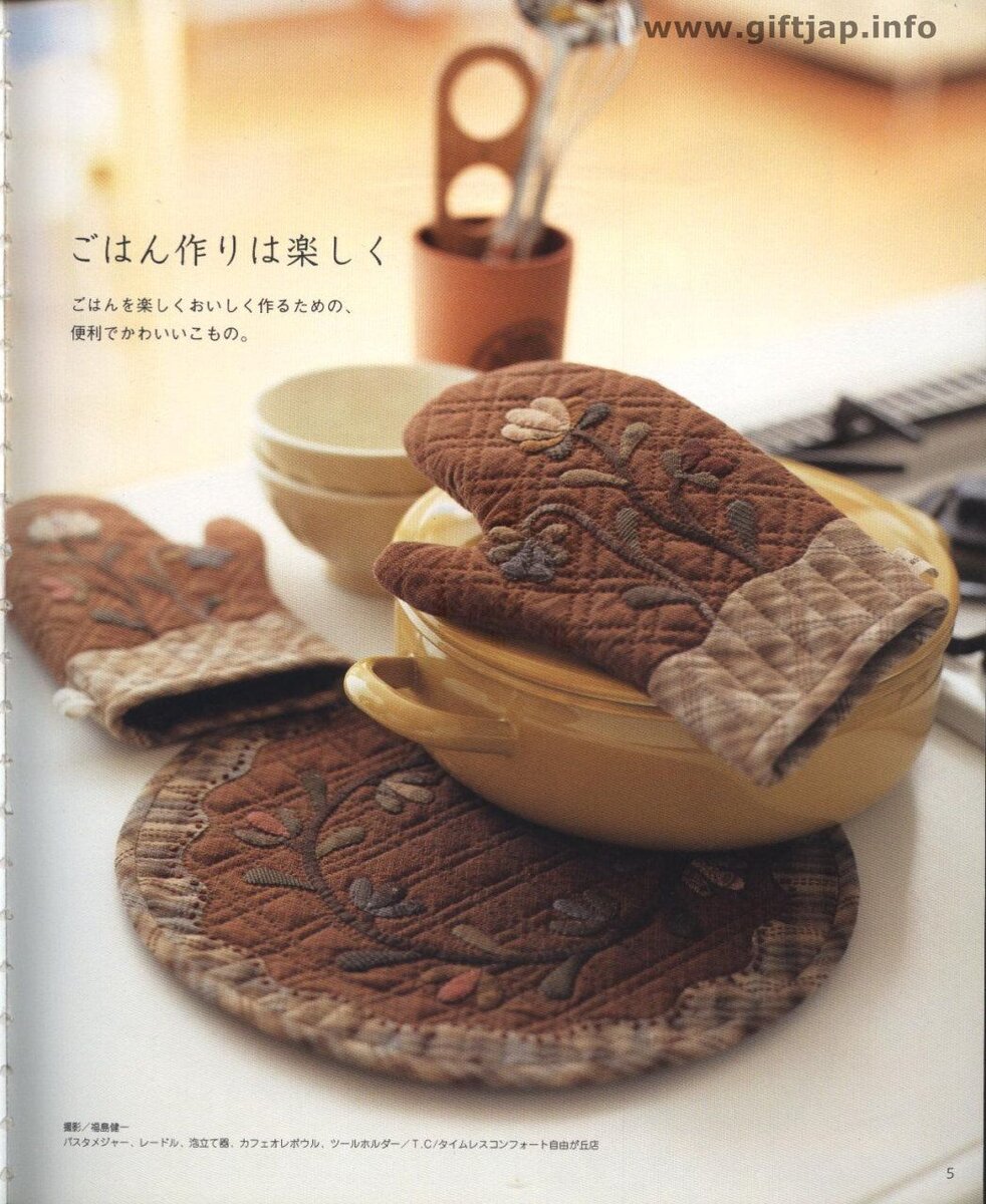 Японский комплект в технике пэчворк (две прихватки и подставка под горячее). Фото из открытых источников