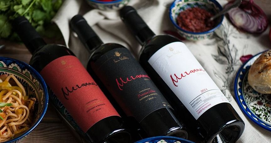 Фото бутылки вина на столе