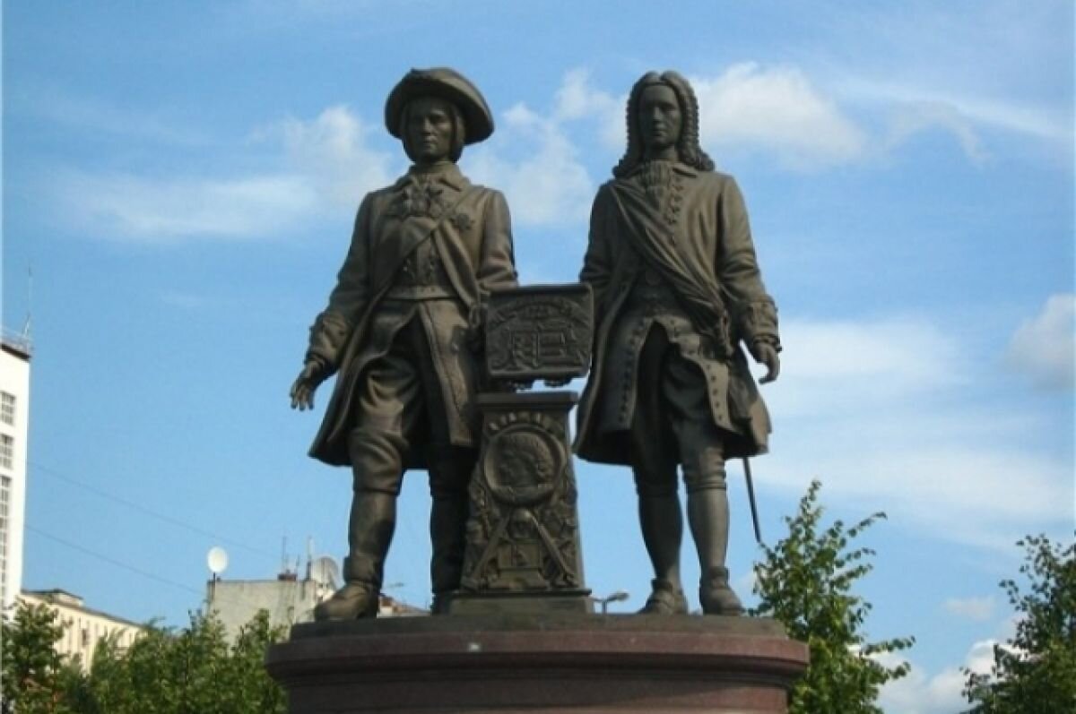 Памятник екатеринбург татищев и геннин. Татищев и де Геннин Екатеринбург. Екатеринбург памятник Татищеву и ДЕГЕНИНУ. Памятник Татищеву и де Геннину. Памятник основателям города Татищеву и де Геннину.