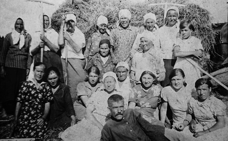 Уже к 15-16 годам деревенские девчата на тяжёлой колхозной работе обзаводились крепко сбитой фигурой, с которой потом не расставались всю последующую жизнь. Фото 1935 года из личного архива автора.