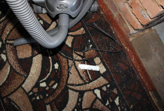 Инцидент произошел в селе Прихолмье соседнего с Хакасией региона. По информации следкома, ночью компания распивала спиртное. В какой-то момент мужчина стал оскорблять свою гражданскую супругу. Разозлившись, женщина взяла нож и ударила им своего обидчика несколько раз в грудь. Потерпевший скончался на месте.  
После кровавой разборки сельчанка просто легла спать. Тело погибшего обнаружил утром родственник. Подозреваемая задержана, решается вопрос об избрании ей меры пресечения в виде заключения под стражу.