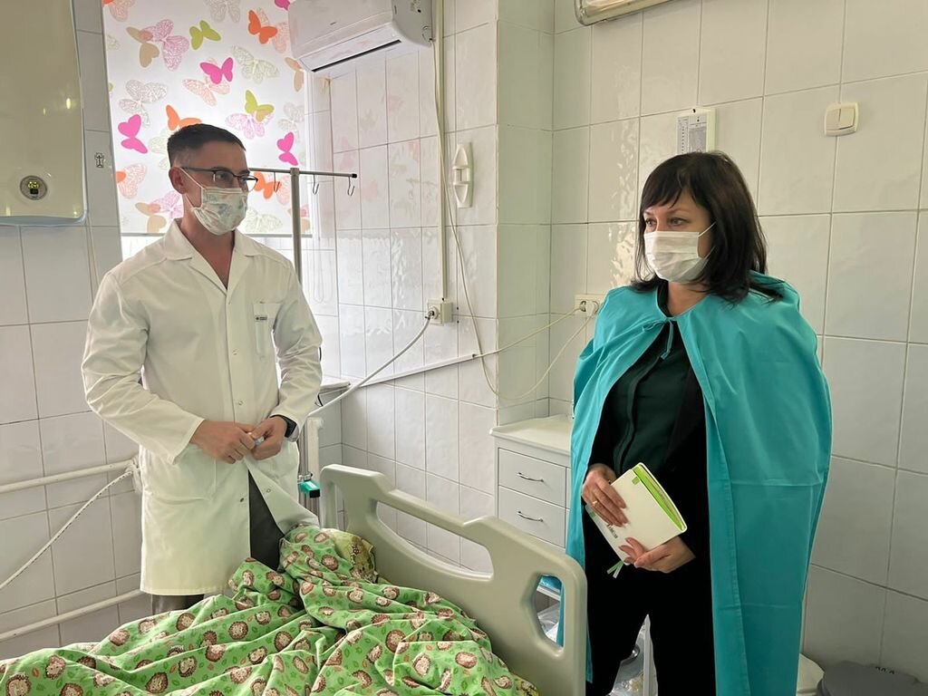    Детский омбудсмен навестила женщину и ребенка из Сургута, попавших в ДТП под Оренбургом