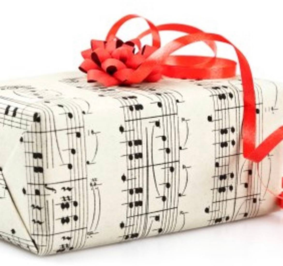 Песня подарок. Музыкальный подарок. Подарки с нотами. Музыкальный сюрприз. Коробка с нотами.