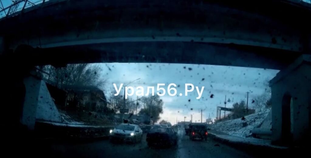    Видео падения плиты с ж/д моста в Орске на автомобиль. В машине находился ребенок