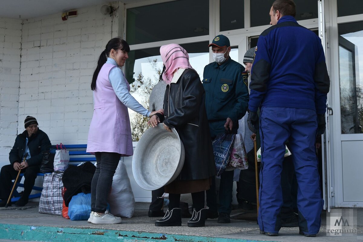    Эвакуацию людей провели спасатели МЧС России совместно с персоналом медучреждений Александр Полегенько © ИА REGNUM