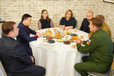    Губернатор Московской области Андрей Воробьев с семьей добровольца, вернувшегося из зоны СВО после ранения © Сергей Хакимов, «Подмосковье Сегодня»