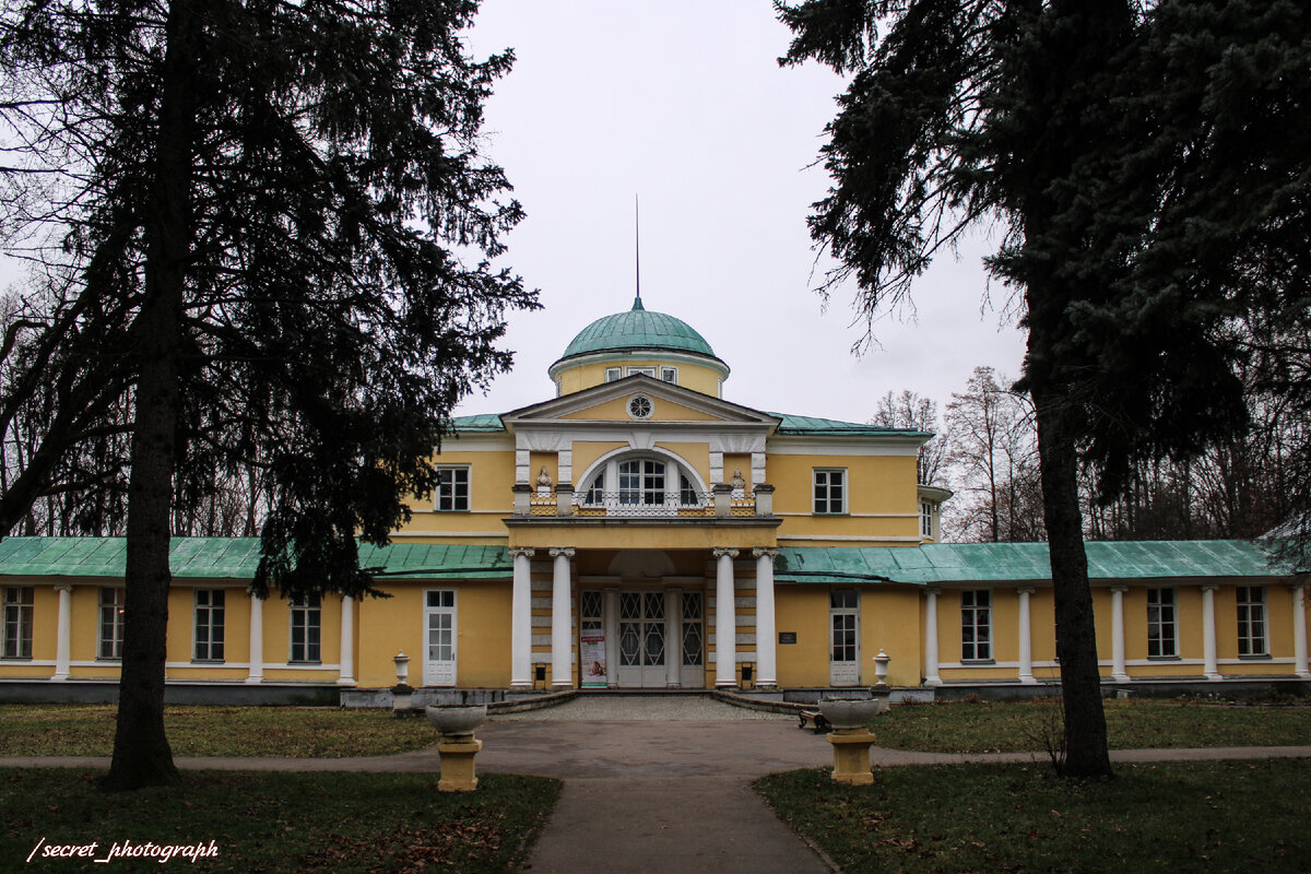 Восточный фасад, выходящий на главный вход в усадьбу, на регулярный сад и Светлогорский проезд