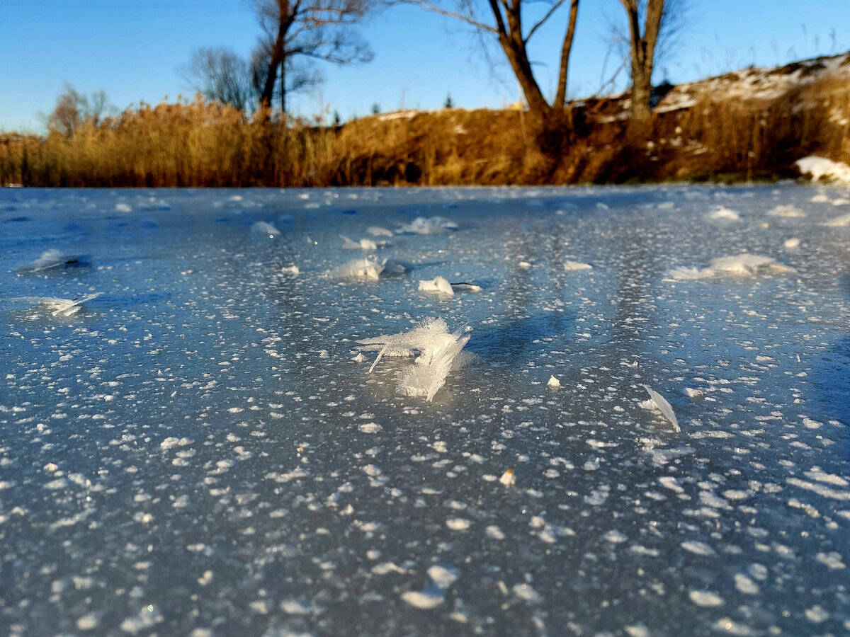 Лёд на озере до снега