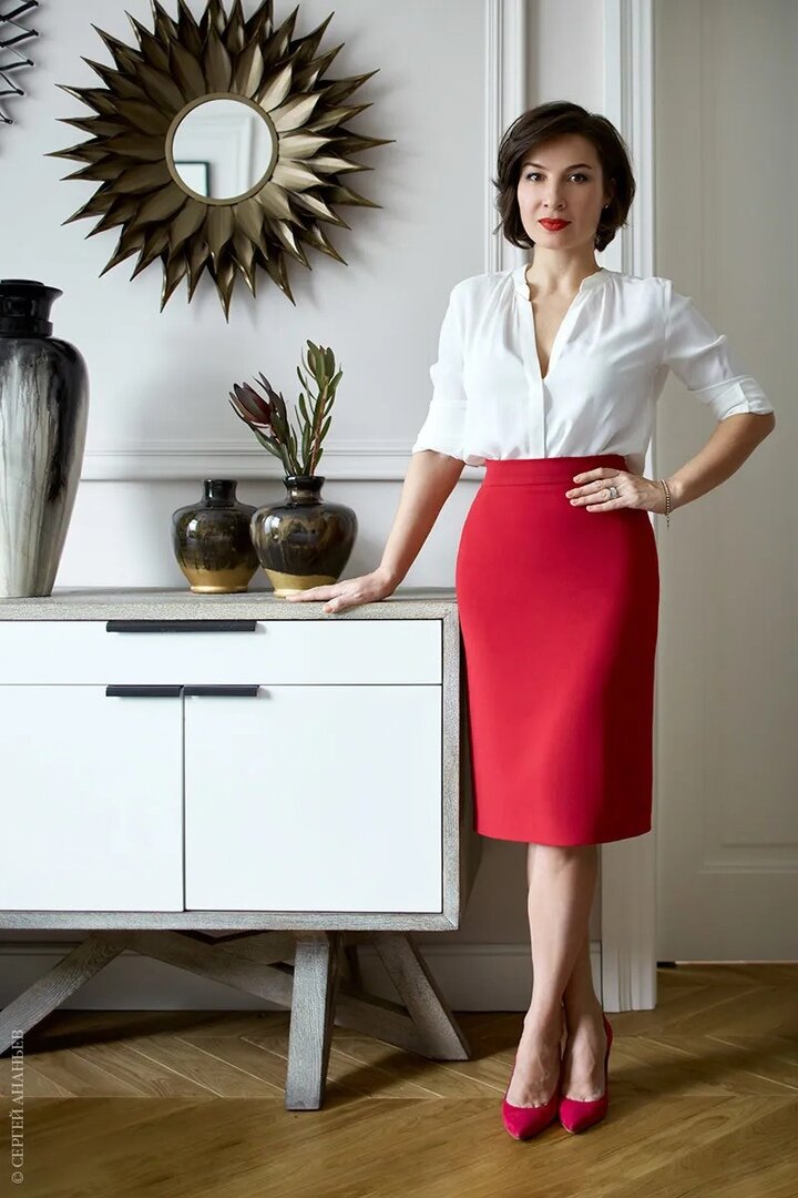 При этом молдинги выкрасили в тон стенам, чтобы декоративные детали смотрелись по-современному лаконично. Они также внесли динамику, оживив нейтральную отделку.