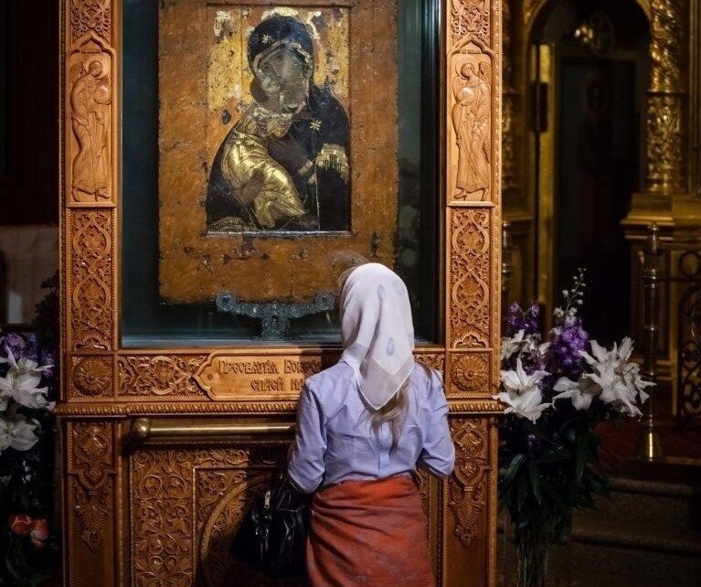 Мать молится в храме