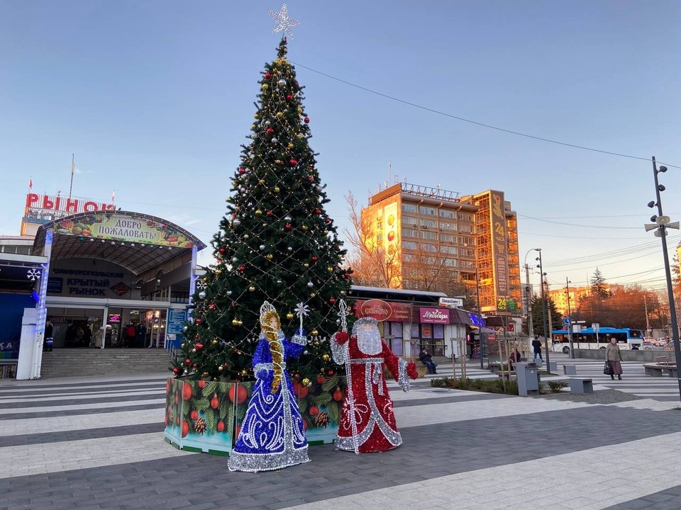     В Симферополе уже все готово к встрече Нового года. Фото: пресс-служба администрации Симферополя