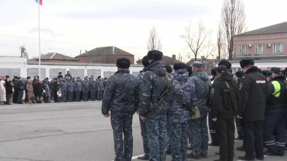     В Ростовскую область вернулись полицейские, которые обеспечивали общественный порядок в одном из новых регионов России, об этом сообщил донской губернатор Василий Голубев.