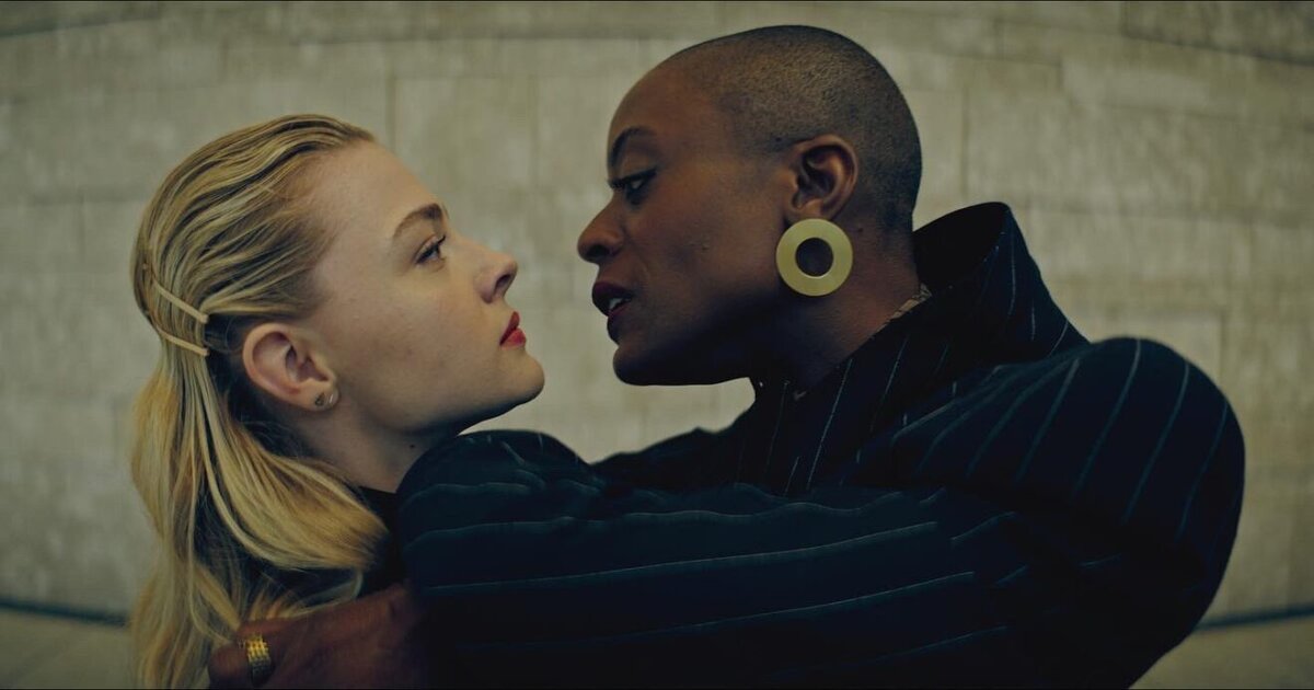 кадр из сериала "Периферийные устройства" / источник telltaletv.com