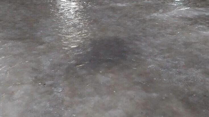     После оттепели 1 и 2 января улицы Нижнего Новгорода сковало льдом — все превратилось в сплошной каток, что значительно осложняет передвижение пешеходов. Фотографии покрытых льдом улиц Нижнего Новгорода публикуются в социальных сетях.