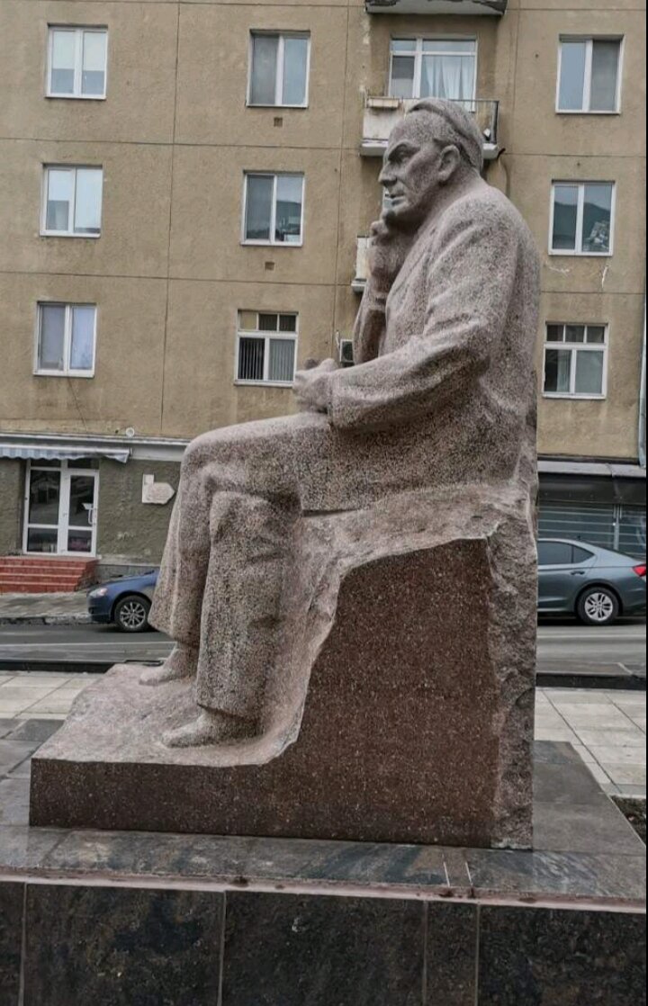 Памятник К.А.Федину, 1986 г, скульптор Кибальников А. П., ул.Федина, Саратов. 